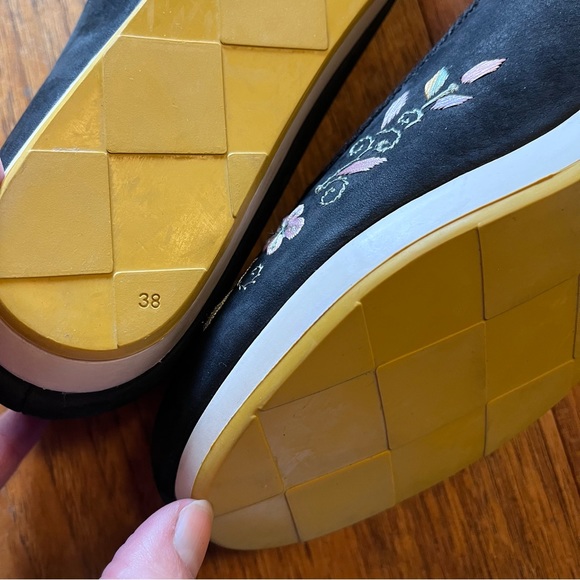 Camper || Embroidered Ballet Flats - Picture 4 of 8